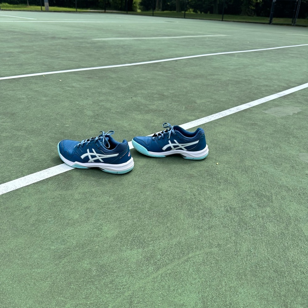 Pickleball sneakers - great condition